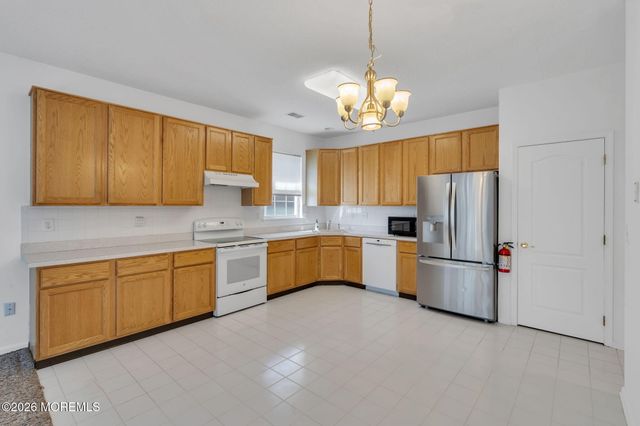 1 Gardenways Court, Lakewood, NJ 08701