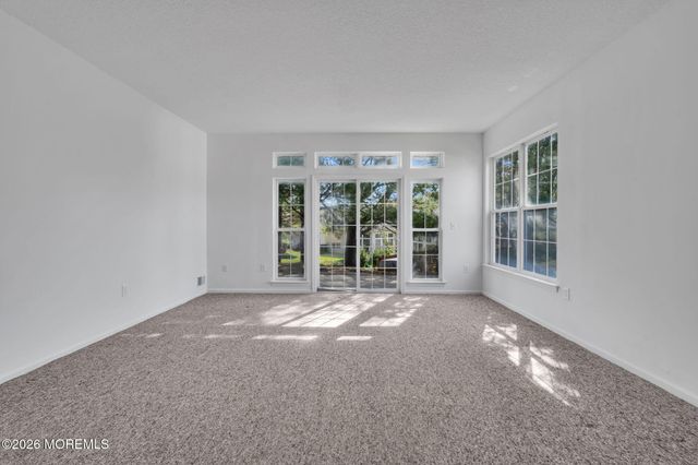 1 Gardenways Court, Lakewood, NJ 08701