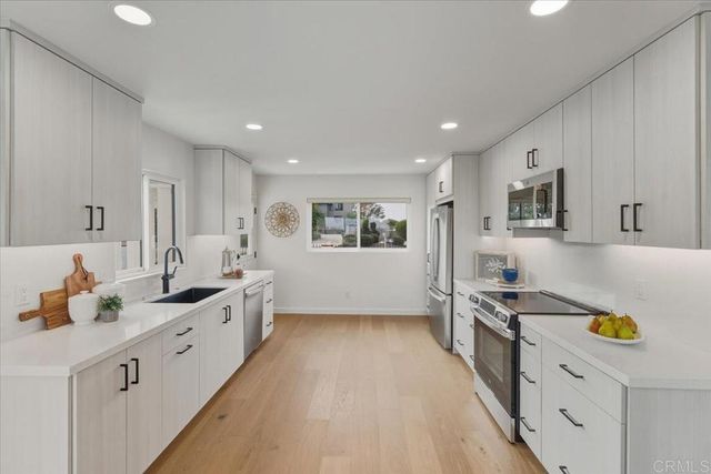 557 Canyon Drive, Solana Beach, CA 92075