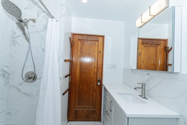 5253 W Wrightwood Avenue, Chicago, IL 60639