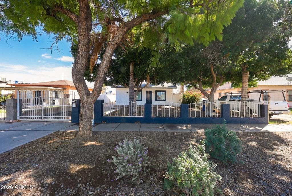 Image 1 of property listing at 6809 N 59TH Drive, Glendale, AZ 85301