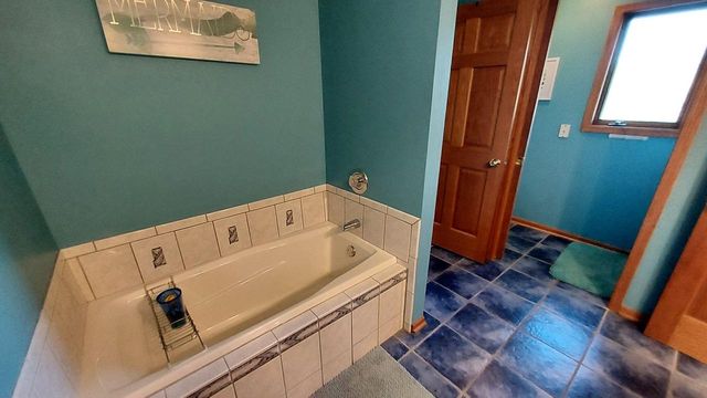 W249S6130 Deerfield CIRCLE, Waukesha, WI 53189