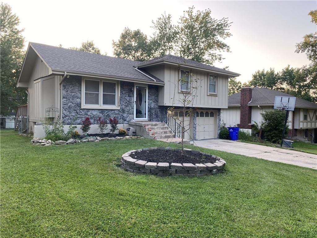 1308 SW Highland Drive, Lee's Summit, MO 64081