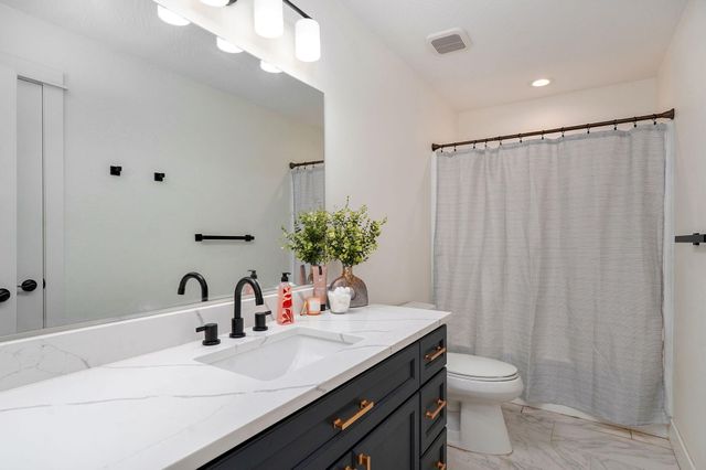 851 W Meadowview Drive, Nixa, MO 65714