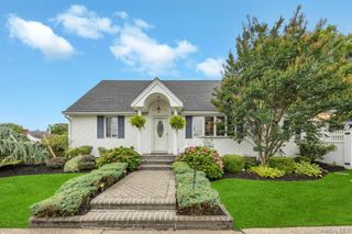 32 Albert Street, Hicksville, NY 11801