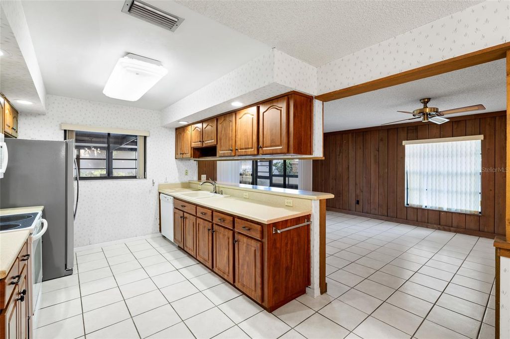 Image 12 of property listing at 3307 DEL PRADO COURT, Tampa, FL 33614