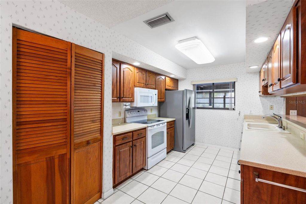 Image 13 of property listing at 3307 DEL PRADO COURT, Tampa, FL 33614