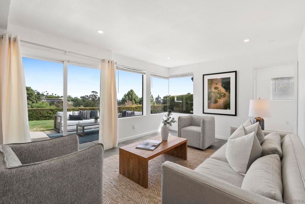 Image 10 of property listing at 2035 Caminito El Canario, La Jolla, CA 92037