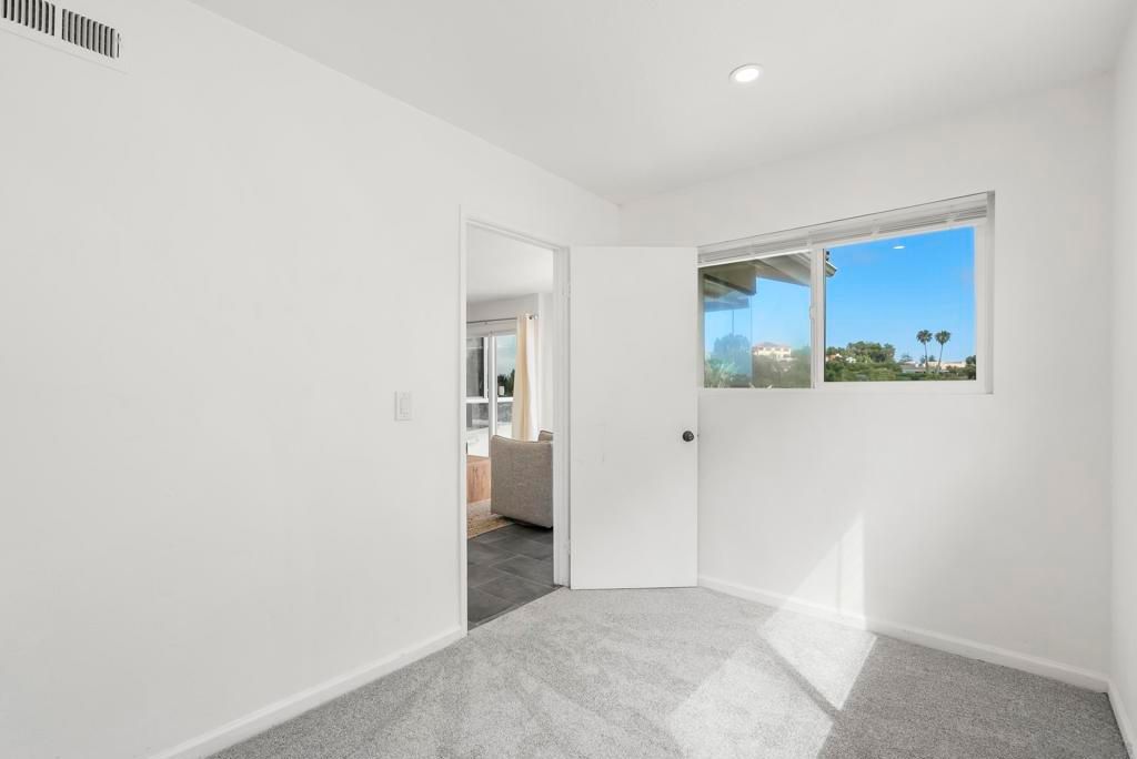 Image 11 of property listing at 2035 Caminito El Canario, La Jolla, CA 92037