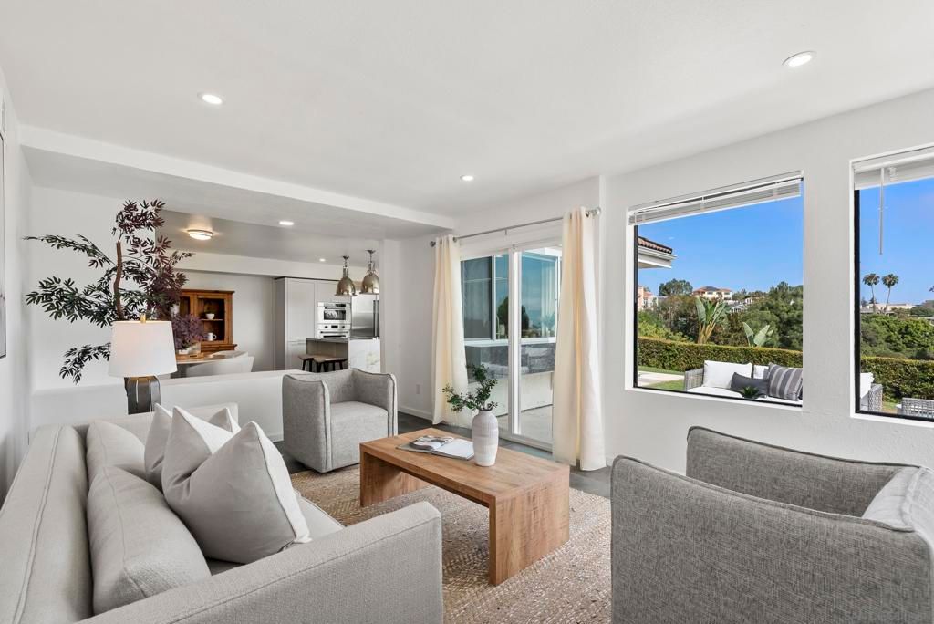 Image 12 of property listing at 2035 Caminito El Canario, La Jolla, CA 92037