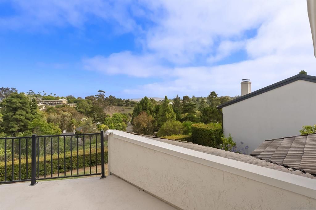 Image 14 of property listing at 2035 Caminito El Canario, La Jolla, CA 92037