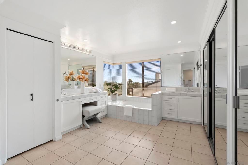 Image 15 of property listing at 2035 Caminito El Canario, La Jolla, CA 92037