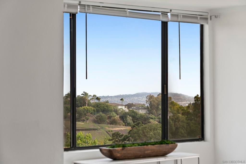 Image 5 of property listing at 2035 Caminito El Canario, La Jolla, CA 92037