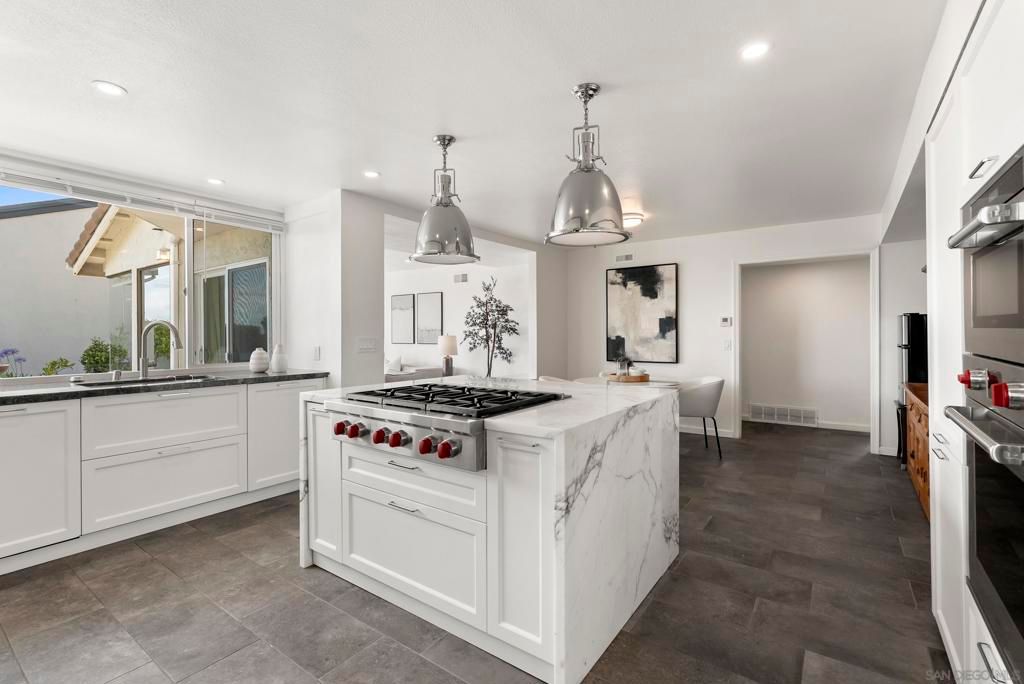 Image 6 of property listing at 2035 Caminito El Canario, La Jolla, CA 92037