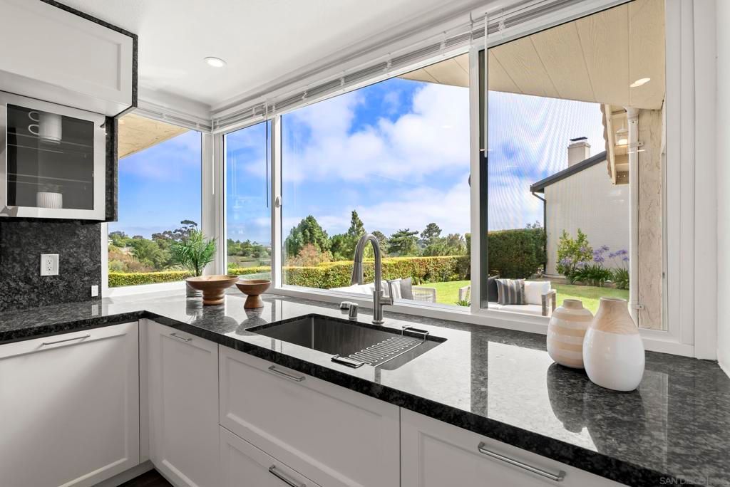 Image 8 of property listing at 2035 Caminito El Canario, La Jolla, CA 92037