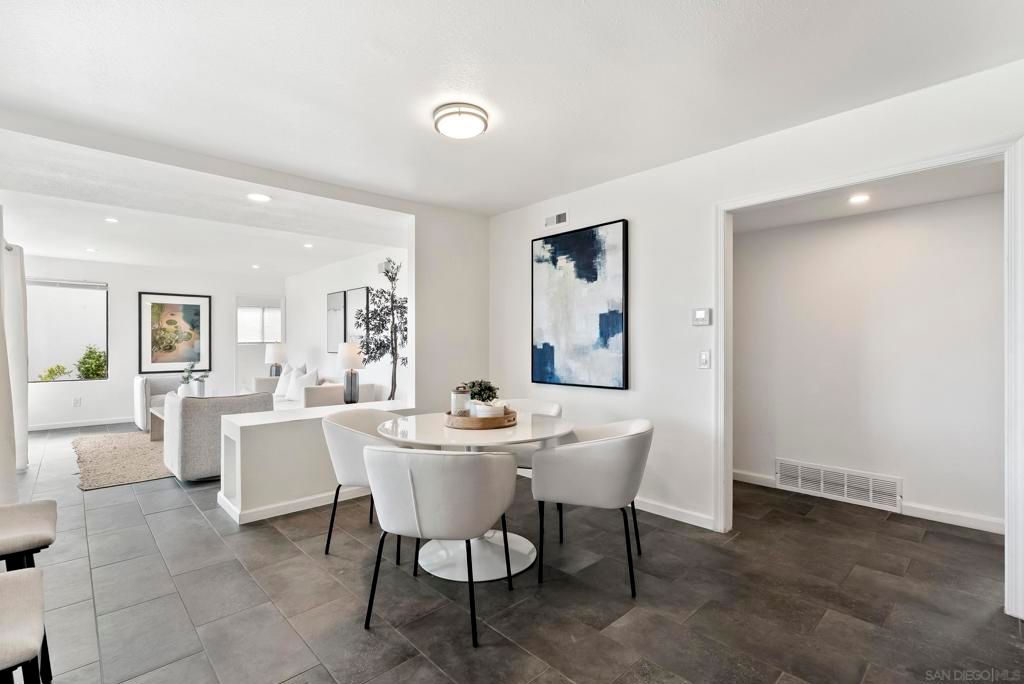Image 9 of property listing at 2035 Caminito El Canario, La Jolla, CA 92037