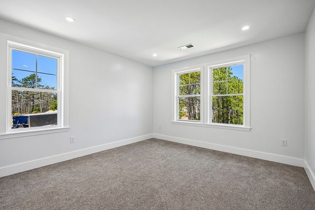 33 Seabiscuit Dr, Plymouth, MA 02360