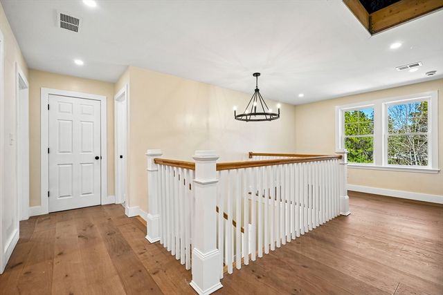 33 Seabiscuit Dr, Plymouth, MA 02360