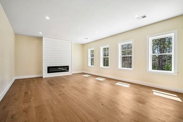 33 Seabiscuit Dr, Plymouth, MA 02360