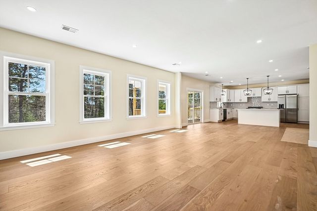 33 Seabiscuit Dr, Plymouth, MA 02360