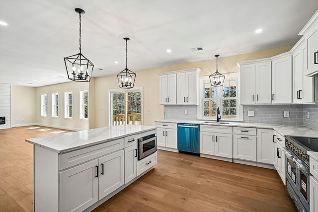 33 Seabiscuit Dr, Plymouth, MA 02360