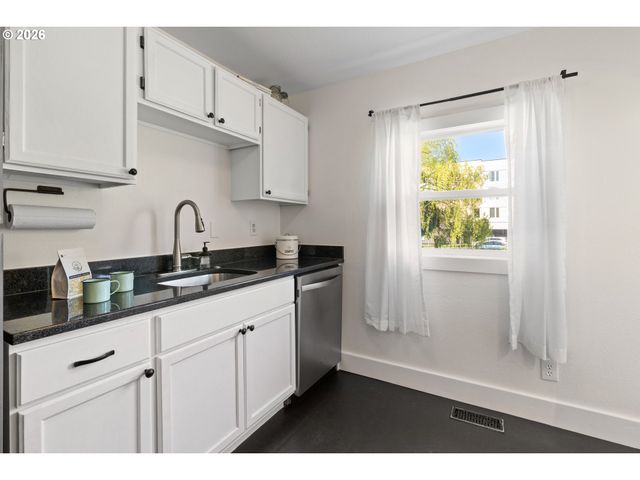 510 E 16TH St, Vancouver, WA 98663