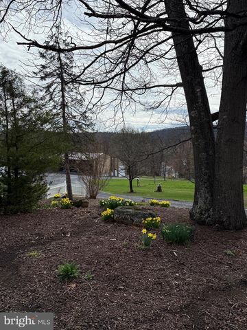 55 FAIRFAX CORNER RD, Cabins, WV 26855