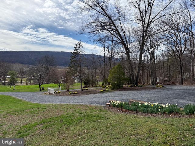 55 FAIRFAX CORNER RD, Cabins, WV 26855