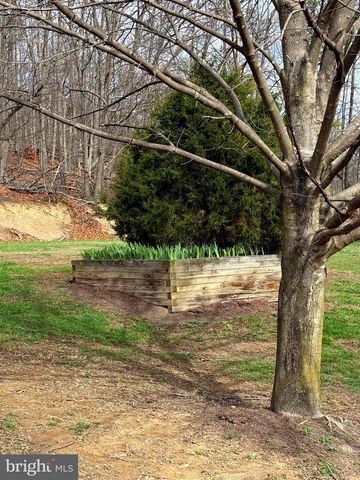 55 FAIRFAX CORNER RD, Cabins, WV 26855