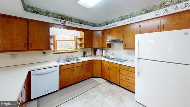 55 FAIRFAX CORNER RD, Cabins, WV 26855