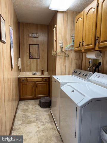 55 FAIRFAX CORNER RD, Cabins, WV 26855