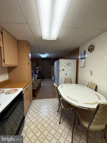 55 FAIRFAX CORNER RD, Cabins, WV 26855