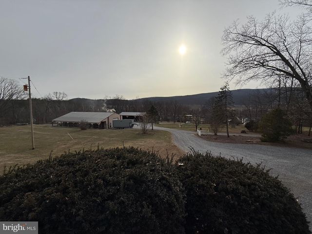 55 FAIRFAX CORNER RD, Cabins, WV 26855