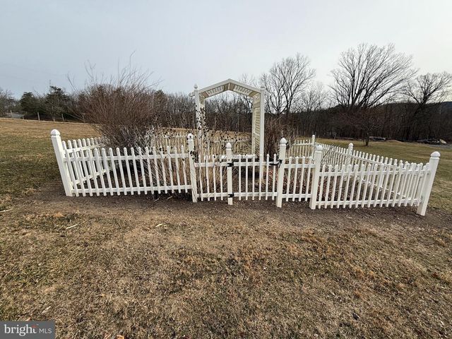 55 FAIRFAX CORNER RD, Cabins, WV 26855