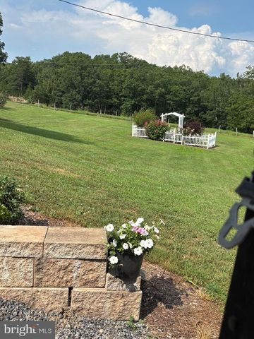 55 FAIRFAX CORNER RD, Cabins, WV 26855