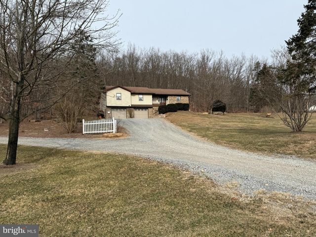 55 FAIRFAX CORNER RD, Cabins, WV 26855
