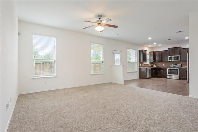240 Foster LN, Jarrell, TX 76537