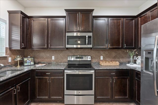 240 Foster LN, Jarrell, TX 76537