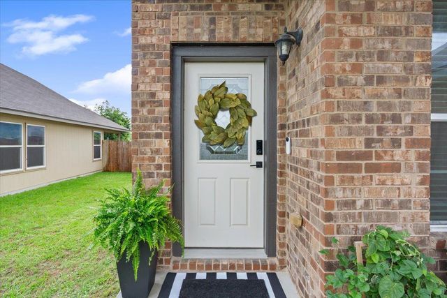 240 Foster LN, Jarrell, TX 76537
