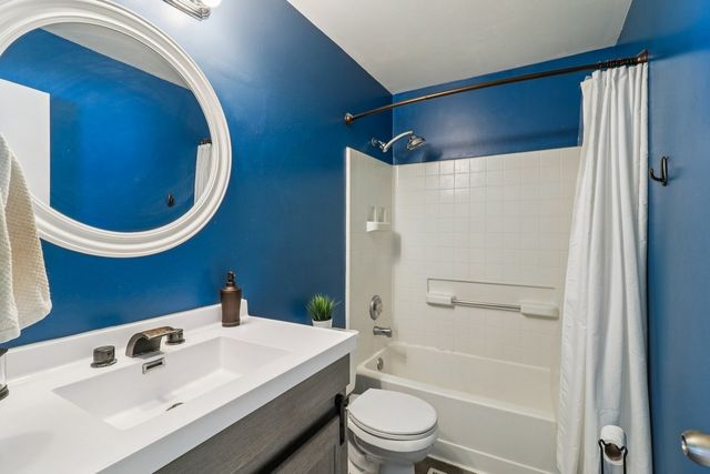 47 S Treehouse Lane, Round Lake, IL 60073