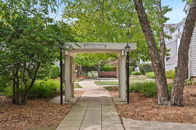 47 S Treehouse Lane, Round Lake, IL 60073