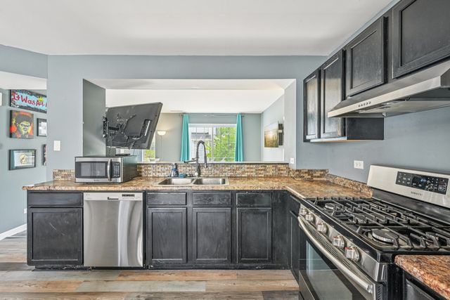 47 S Treehouse Lane, Round Lake, IL 60073