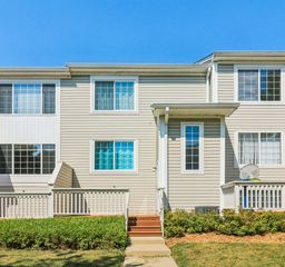 47 S Treehouse Lane, Round Lake, IL 60073