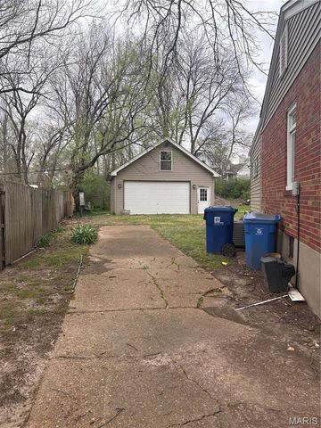 10 Regina Court, Florissant, MO 63031