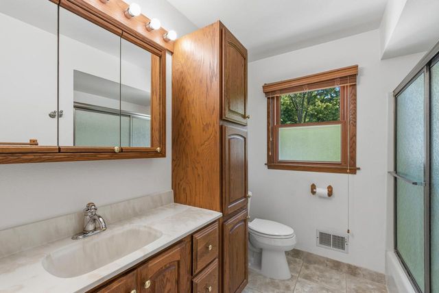 1115 Saratoga PARKWAY, Oconomowoc, WI 53066