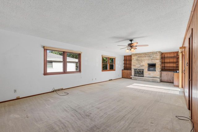 1115 Saratoga PARKWAY, Oconomowoc, WI 53066
