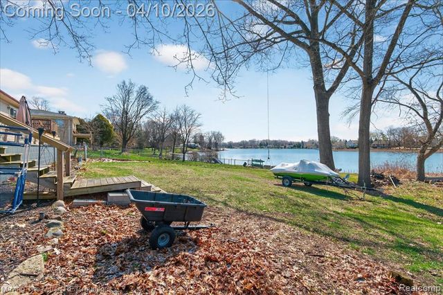 2965 Barkman Drive, Waterford, MI 48329