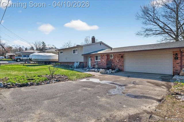 2965 Barkman Drive, Waterford, MI 48329