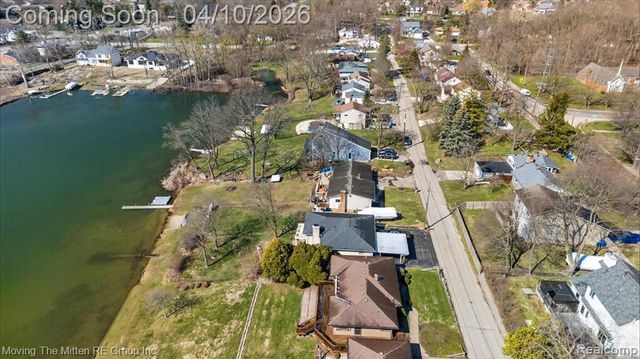 2965 Barkman Drive, Waterford, MI 48329