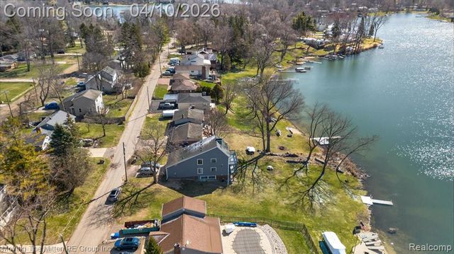 2965 Barkman Drive, Waterford, MI 48329